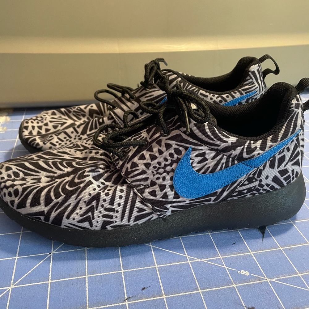 Nike Youth size 6.5 Athletic Shoes. Preowned